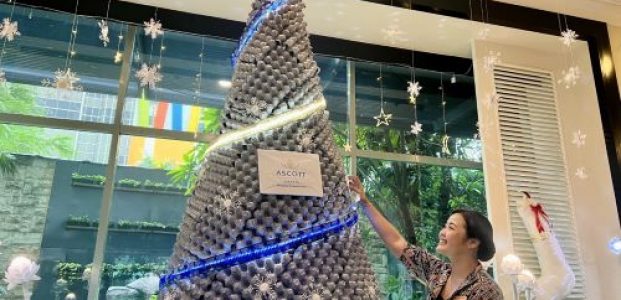 Dukung Program Jaga Lingkungan, Tim Kreatif Ascott Jakarta Kreasi Pohon Natal dari Tempat Telur Bekas dan Pipa Listrik