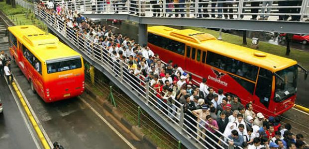 Bus TransJ Tak Kunjung Datang, Penumpang Gedor-gedor Pintu Halte Harmoni